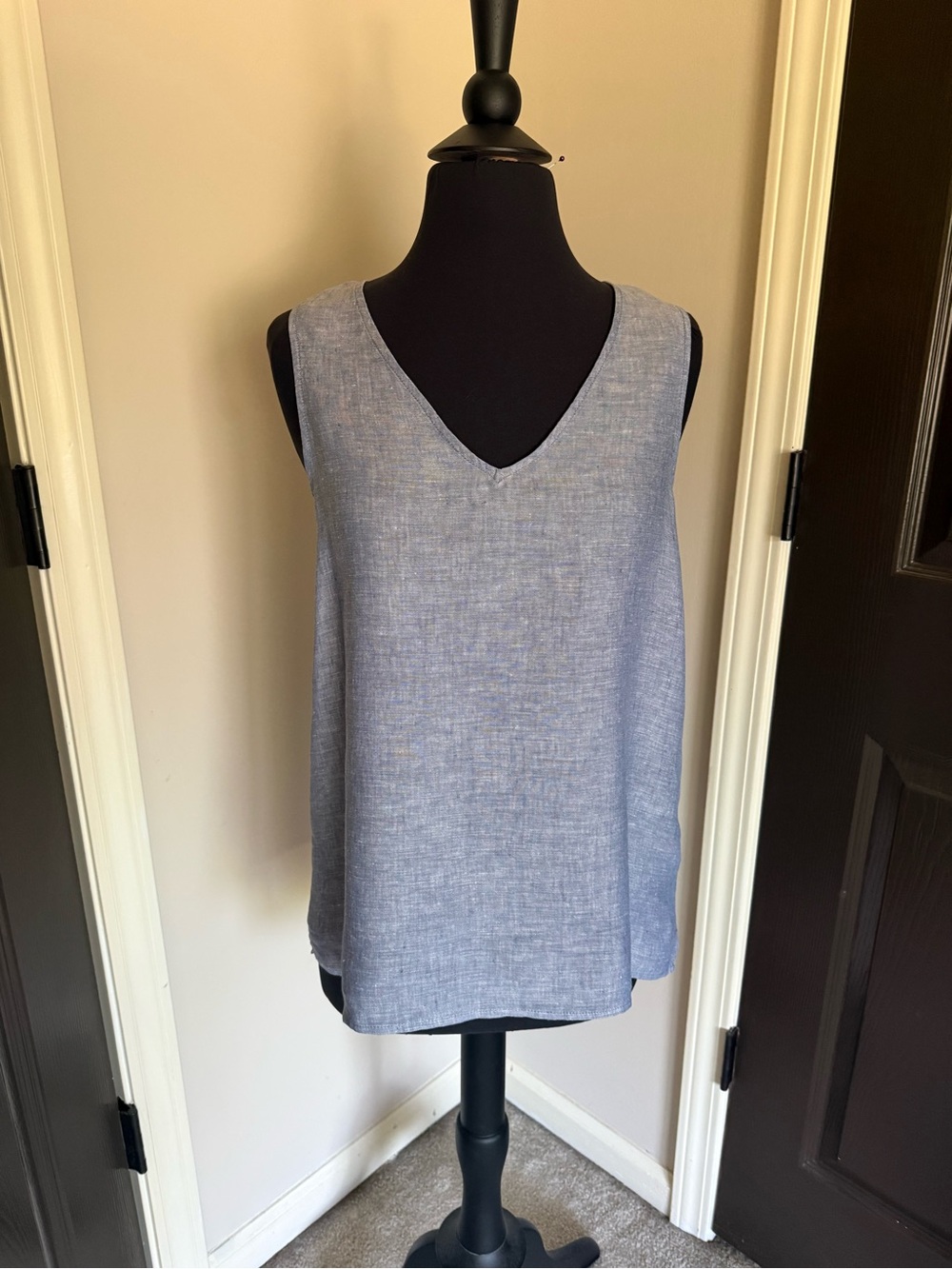 Tahari linen Classic Sleeveless V-Neck Top - Light Blue M